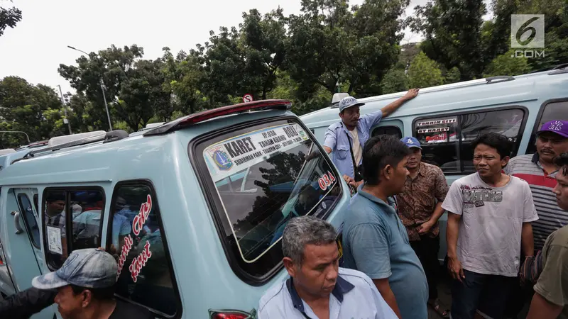 Jalan Jatibaru Raya Ditutup, Sopir Angkutan Umum Geruduk Balai Kota DKI Jakarta