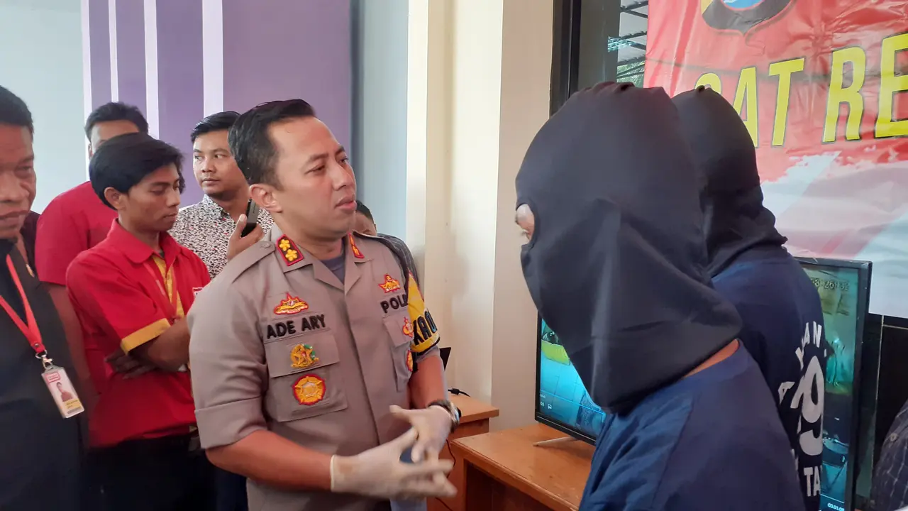 Polisi menangkap 2 pengemudi ojek online yang merampok minimarket di Tangerang.