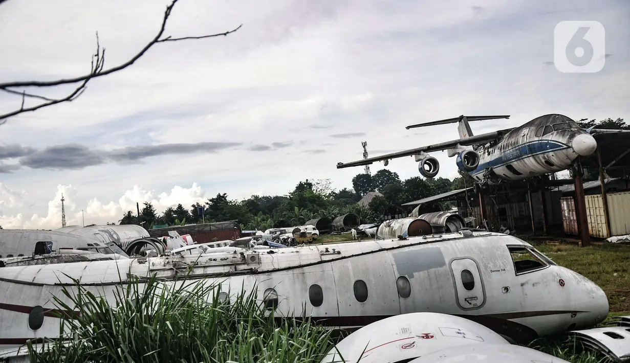 Bangkai pesawat saat berada di sebuah gudang di Desa Pondok Udik, Kabupaten Bogor, Minggu (9/1/2022). Kepala Desa Pondok Udik, Entis Sutisna mengungkapkan bangkai pesawat komersil tersebut telah ada sejak 2019 dan akan diubah menjadi restoran oleh sang pemilik. (merdeka.com/Iqbal S Nugroho)