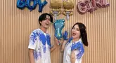 Momen bahagia saat mereka mengadakan acara pengumuman jenis kelamin bayi mereka, di mana dekorasi menunjukkan balon biru bertuliskan "It's a Boy," menandakan bahwa mereka akan menyambut seorang bayi laki-laki.. Meski digelar sederhana, kebahagiaan mereka segera banjir pujian dari netizen lewat kolom komentar. (Liputan6.com/IG/@ewkharis)