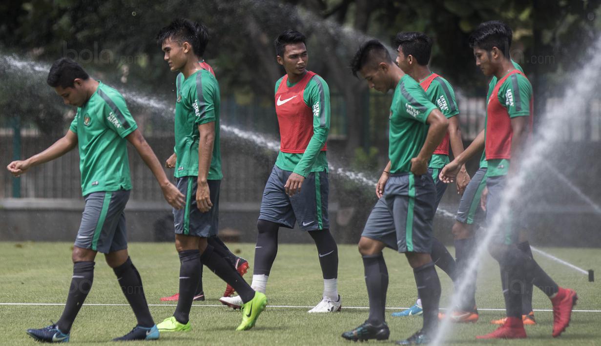 Para pemain Timnas Indonesia bersiap mengikuti latihan di Lapangan ABC Senayan, Jakarta, Selasa (16/1/2018). Pemusatan latihan ini dilakukan jelang Asian Games 2018. (Bola.com/Vitalis Yogi Trisna)