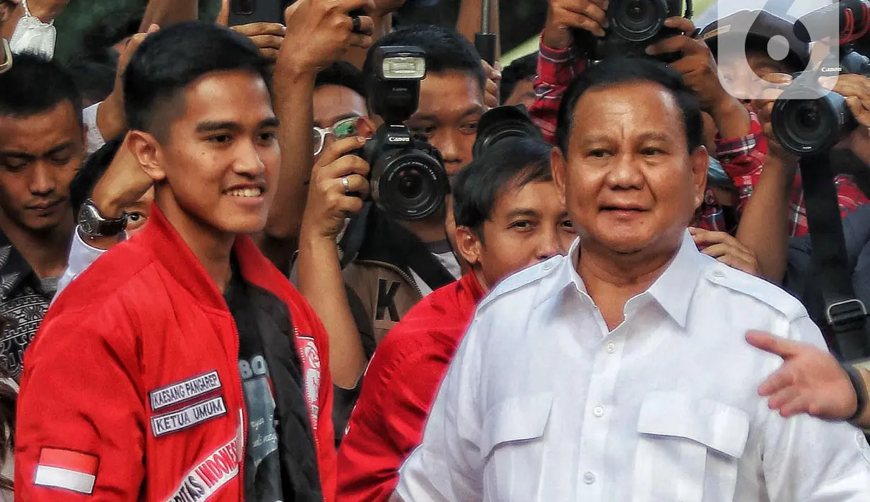 <p>Putra bungsu Presiden Joko Widodo (Jokowi) itu mengenakan jaket PSI berwarna merah dan langsung disambut Prabowo yang mengenakan pakaian putih. (Liputan6.com/Angga Yuniar)</p>