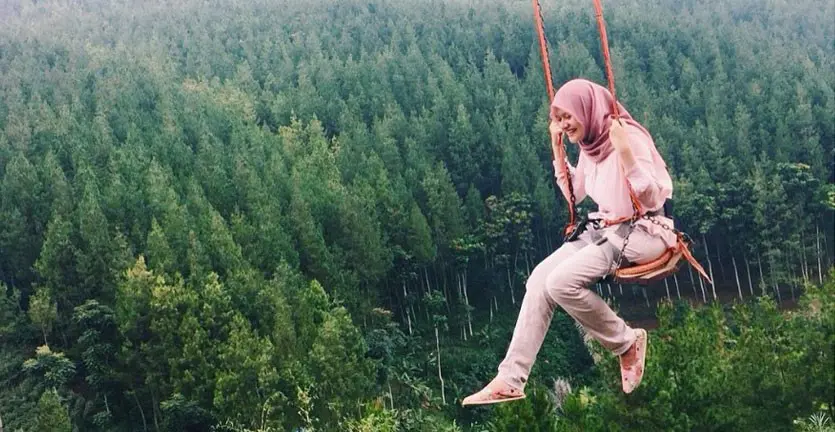 Ayunan "Sky Swing" The Lodge Maribaya (instagram @shasqiasyahnaz)