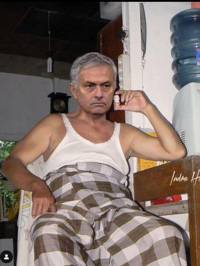 6 Editan Foto Seleb Dunia Pakai Sarung Ini Bikin Tepuk Jidat, Kocak