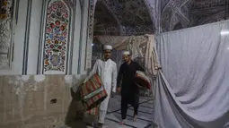 Ramadan bukan sekadar menahan lapar dan haus, melainkan momentum transformasi spiritual dan sosial. Tampak dalam foto, para jamaah Muslim tiba untuk melaksanakan Itikaf, selama sepuluh hari terakhir bulan Ramadan, di salah satu masjid, di Peshawar, Pakistan, Selasa 10 Maret 2026. (AP Photo/Muhammad Sajjad)