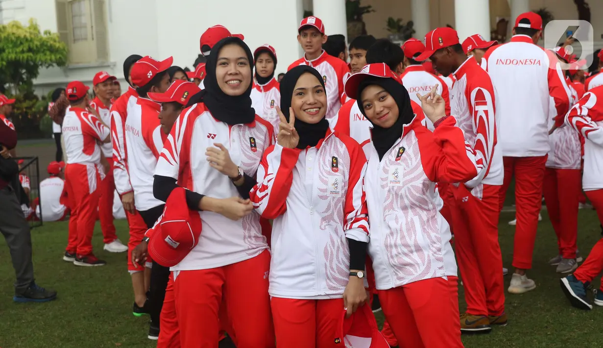 Sejumlah atlet perempuan berpose saat pelepasan Kontingen Indonesia untuk SEA Games 2019 Filipina di Istana Bogor, Jawa Barat, Rabu (27/11/2019). Sebanyak 841 atlet Indonesia akan berlaga di 52 cabang olahraga pada ajang multievent olahraga terbesar se-Asia Tenggara. (Liputan6.com/Angga Yuniar)