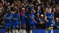 Para pemain Chelsea merayakan gol yang dicetak Noni Madueke (kedua dari kanan) dalam laga kontra Crystal Palace pada pekan ke-19 Liga Inggris 2023/2024 di Stamford Bridge, Kamis (28/12/2023) dini hari WIB. Chelsea menang 2-1 dalam laga ini. (Glyn KIRK / AFP)