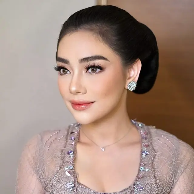 6 Pesona Celine Evangelista Jadi Perempuan Jawa Pakai Kebaya di Grebeg Besar Keraton Solo, Tak Kalah Anggun Berpose dengan Putri Raja