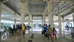 Para penumpang menunggu keberangkatan di terminal terpadu Pulo Gebang, Jakarta, Selasa (27/12). Perbaikan fasilitas di Terminal Pulogebang, Jakarta Timur hingga kini sudah mencapai 90 persen. (Liputan6.com/Angga Yuniar)