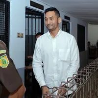 Restu Sinaga menebar senyum pada wartawan dan menjawab pertanyaan wartawan dengan singkat. Ia mengaku sehat dan buru-buru untuk mengikuti jalannya sidang perdananya. (Deki Prayoga/Bintang.com)