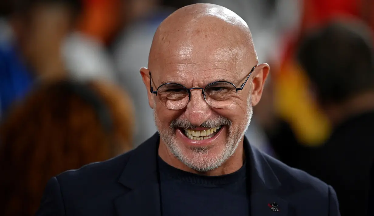 Luis de la Fuente akan bekerja sebagai pelatih kepala Timnas Spanyol hingga 2028 setelah mereka bersepakat melakukan perpanjangan kontrak. (AFP/Miguel Riopa)