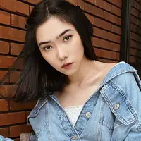 Denim menjadi busana pilihan banyak orang karena bisa memberikan kesan santai dan stylish. Hal itu juga dilakukan oleh Isyana Sarasvati. Penyanyi sekaligus pencipta lagu ini tampil keren dengan jaket denim yang dipadukan dengan tank top putih. (Liputan6.com/IG/@isyanasarasvati)