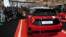Sebagai edisi terbatas, MINI 1965 Victory Edition hanya dijual sebanyak 16 unit di Indonesia, menjadikannya sebuah koleksi eksklusif bagi para penggemar MINI dan pecinta otomotif. Tampak dalam foto, jurnalis mengambil foto kendaraan listrik MINI 1965 Victory Edition selama acara peluncurannya di Jakarta, Jumat 17 April 2026. (AP Photo/Tatan Syuflana)