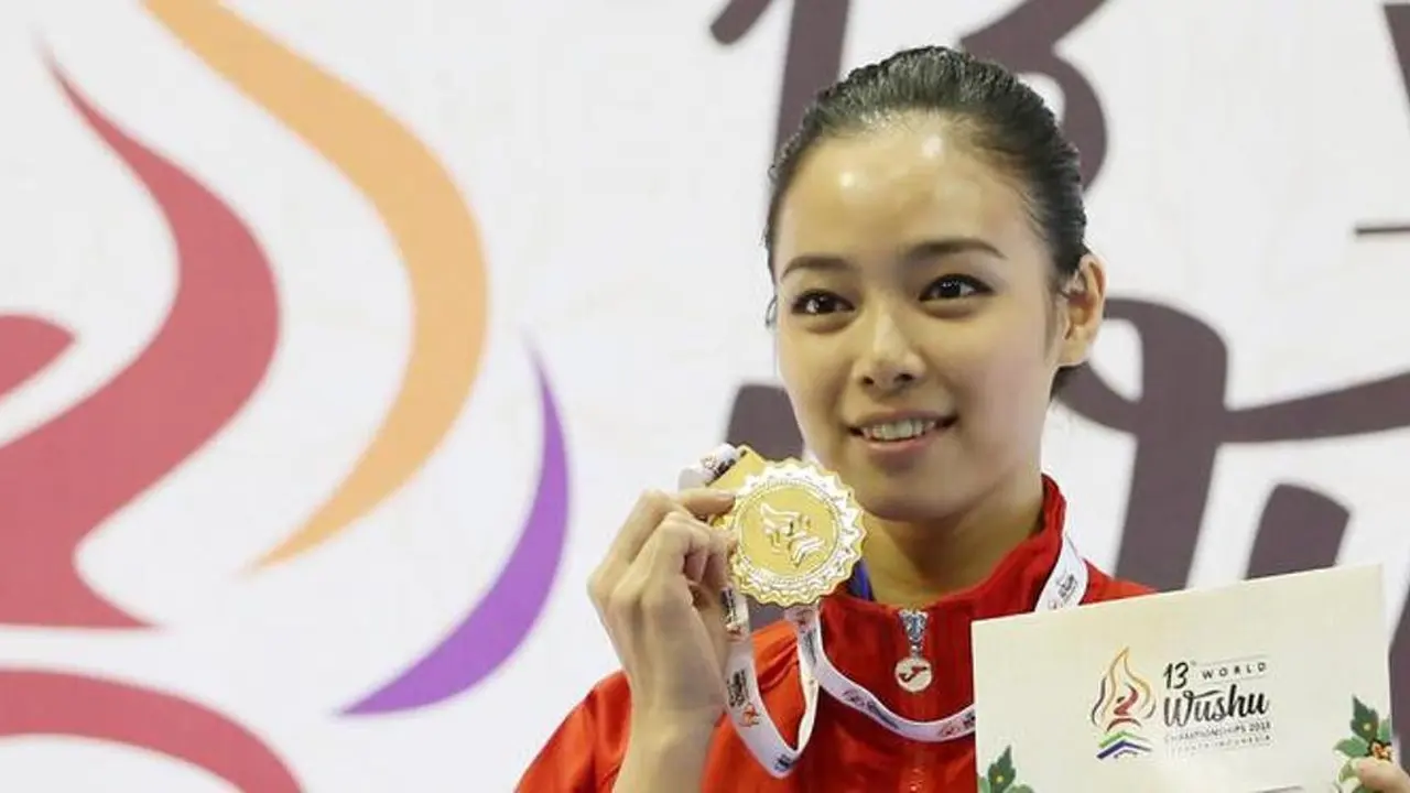 [Bintang] Tak Hanya Atlet Wushu, Lindswell Kwok Juga Punya Olshop!