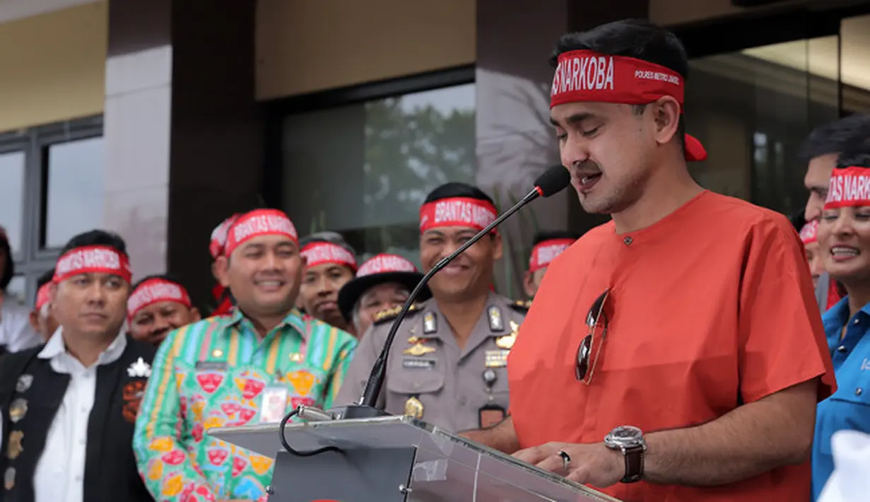 Tak bermaksud merasa paling tahu sendiri, namun menurut Ramzi seorang publik figur harus memiliki rasa malu. Dan menurutnya seorang selebriti juga harus menjaga konsekuensi dengan penggemar. (Deki Prayoga/Bintang.com)