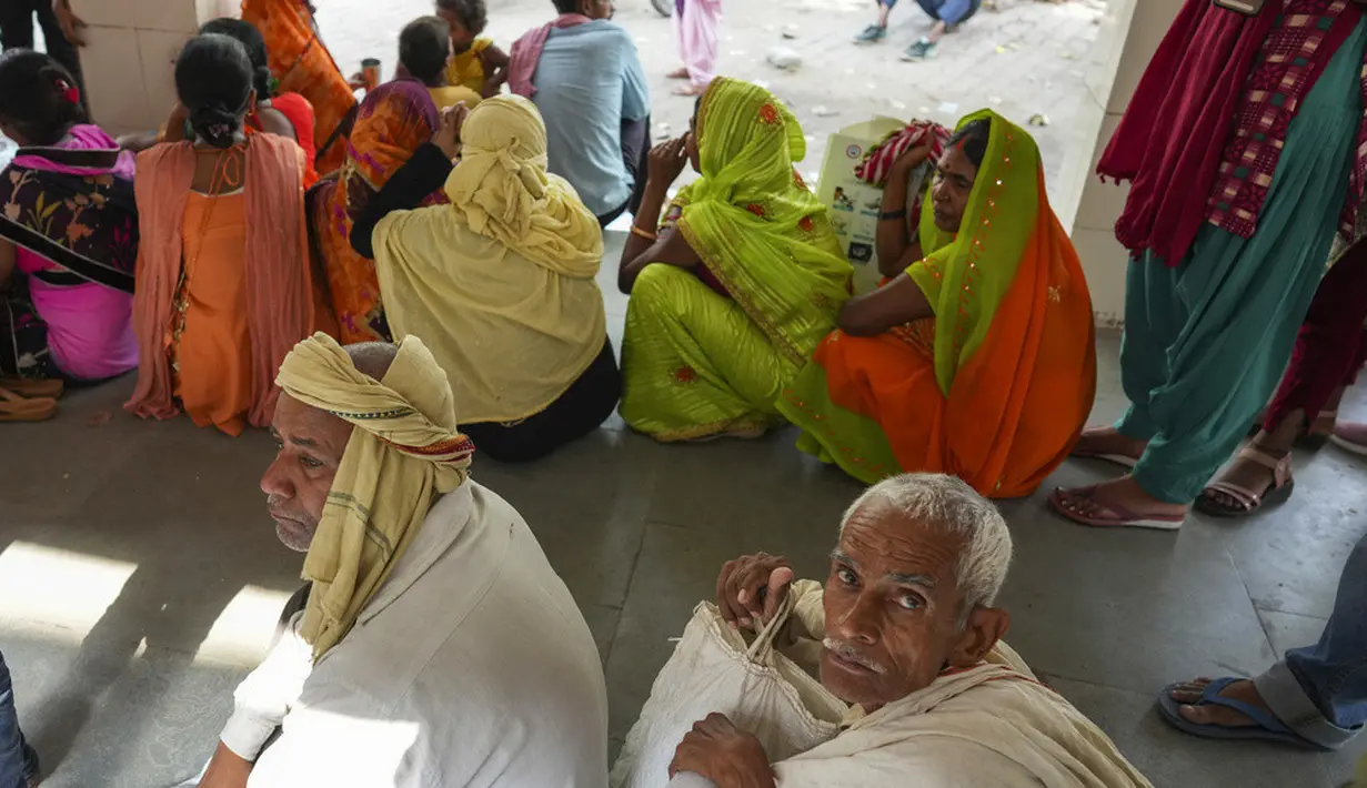 <p>Sementara wilayah utara India yang terkenal dengan panas terik selama bulan-bulan pada musim panas, mencatat dengan suhu tertinggi mencapai 43,5 derajat Celcius. (AP Photo/Rajesh Kumar Singh)</p>
