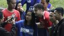 Pemain Arema FC, Pavel Smolyachenko, foto bersama fans usai sesi latihan di Stadion Gajayana, Malang, Kamis (11/4). Setelah sesi latihan, pemain Arema FC melayani permintaan fans untuk foto bersama. (Bola.com/Yoppy Renato)