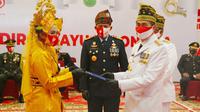 Perwakilan narapidana menerima surat remisi dari Gubernur Riau Syamsuar. (Liputan6.com/M Syukur)