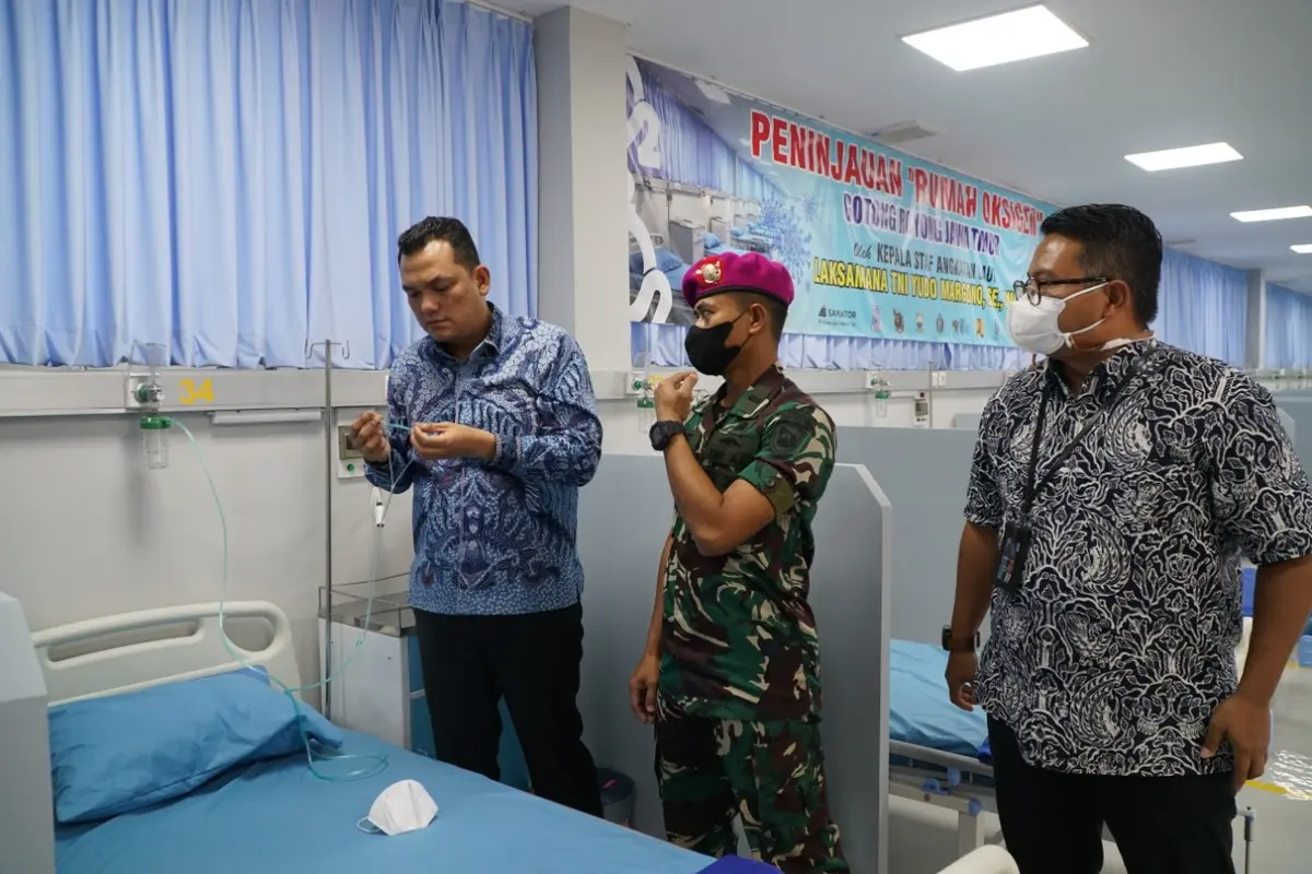 Wakil Ketua Komisi VI DPR Martin Manurung mengapresiasi tempat Isolasi Terpusat (Isoter) Rumah Oksigen di kawasan industri SIER. (Dian Kurniawan/Liputan6.com)