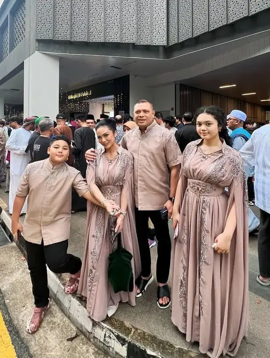 Krisdayanti merayakan Idulfitri di Singapura dengan pakaian serba coklat bersama keluarganya. Ia dan Amora kompak mengenakan dress yang dihiasi beads. [@krisdayantilemos]