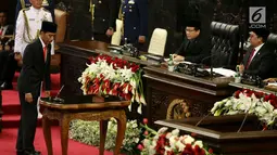 Presiden Jokowi bersiap menyampaikan Pidato Kenegaraan, Nota Keuangan dan Rancangan Anggaran Pendapatan Belanja Negara (RAPBN) 2018 di Gedung Parlemen, Jakarta (16/8). (Liputan6.com/Johan Tallo)