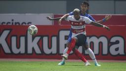 Pemain Madura United, Hugo Gomes Dos Santos Silva (Jaja) berebut bola dengan pemain PSIS Semarang, Hari Nur Yulianto dalam laga pekan ke-5 BRI Liga 1 2021/2022 di Stadion Wibawa Mukti, Cikarang, Rabu (29/09/2021). Kedua tim bermain imbang 0-0. (Bola.com/Bagaskara Lazuardi)