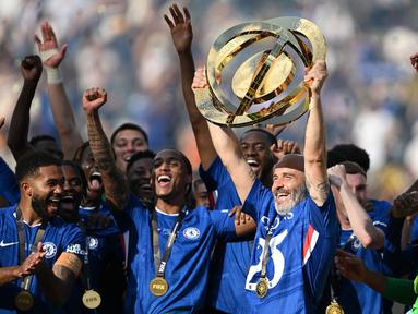 Berakhirnya kerja sama antara Chelsea dan Enzo Maresca menjadi kabar mengejutkan di awal tahun 2026. Pasalnya, sang pelatih telah memberikan trofi untuk The Blues sekaligus mengakhiri puasa gelar sejak musim 2021/2022. (AFP/Angela Weiss)