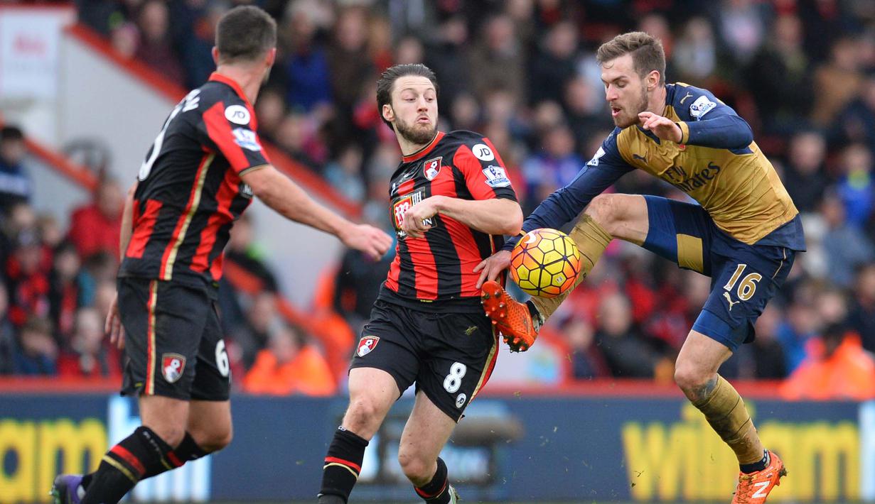 Aaron Ramsey (kanan) mengontrol bola saat dihadang para pemain AFC Bournemouth pada lanjutan liga Premier Inggris di Stadion Vitality, Minggu (7/2/2016). (AFP/Glyn Kirk)