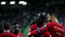 Para pemain Portugal merayakan gol yang dicetak Cristiano Ronaldo ke gawang Luksemburg pada laga Kualifikasi Piala Eropa 2020 di Stadion Jose Alvalade, Lisbon, Sabtu (11/10). Portugal menang 3-0 atas Luksemburg. (AFP/Carlos Costa)