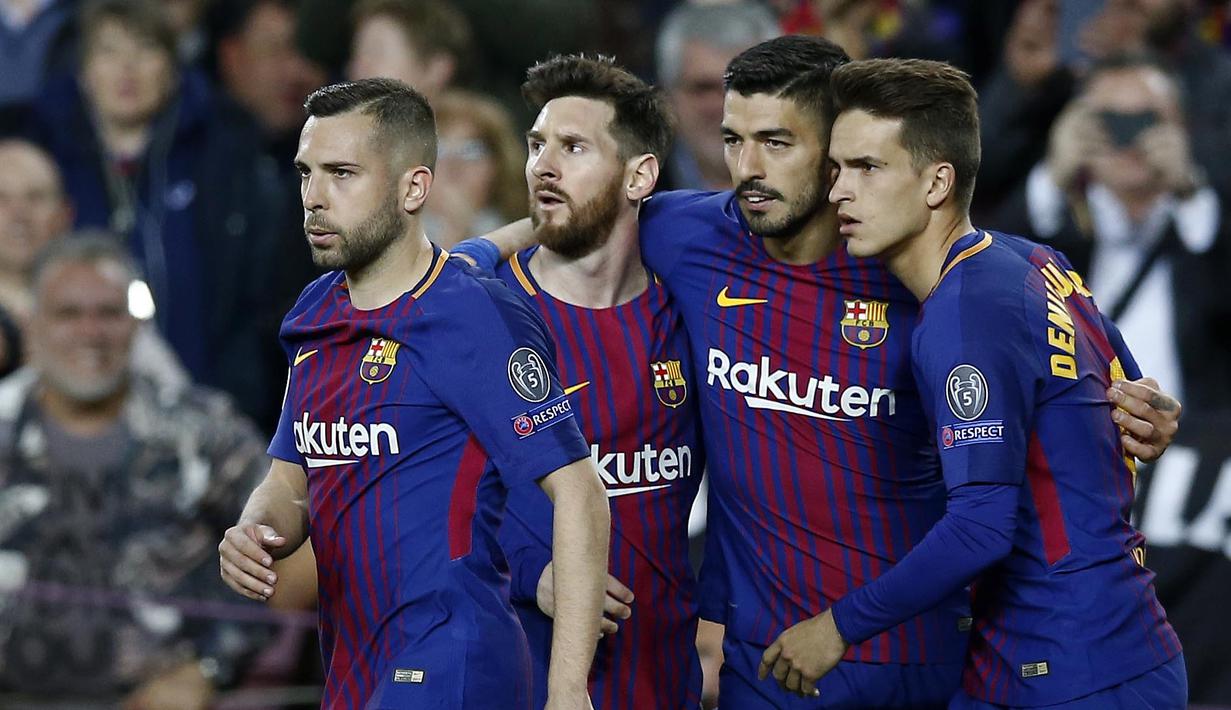 Para pemain Barcelona merayakan gol yang dicetak oleh Luis Suarez ke gawang AS Roma pada laga leg pertama perempat final Liga Champions di Stadion Camp Nou, Rabu (4/4/2018). Barcelona menang 4-1 atas AS Roma. (AFP/Manu Fernandez)