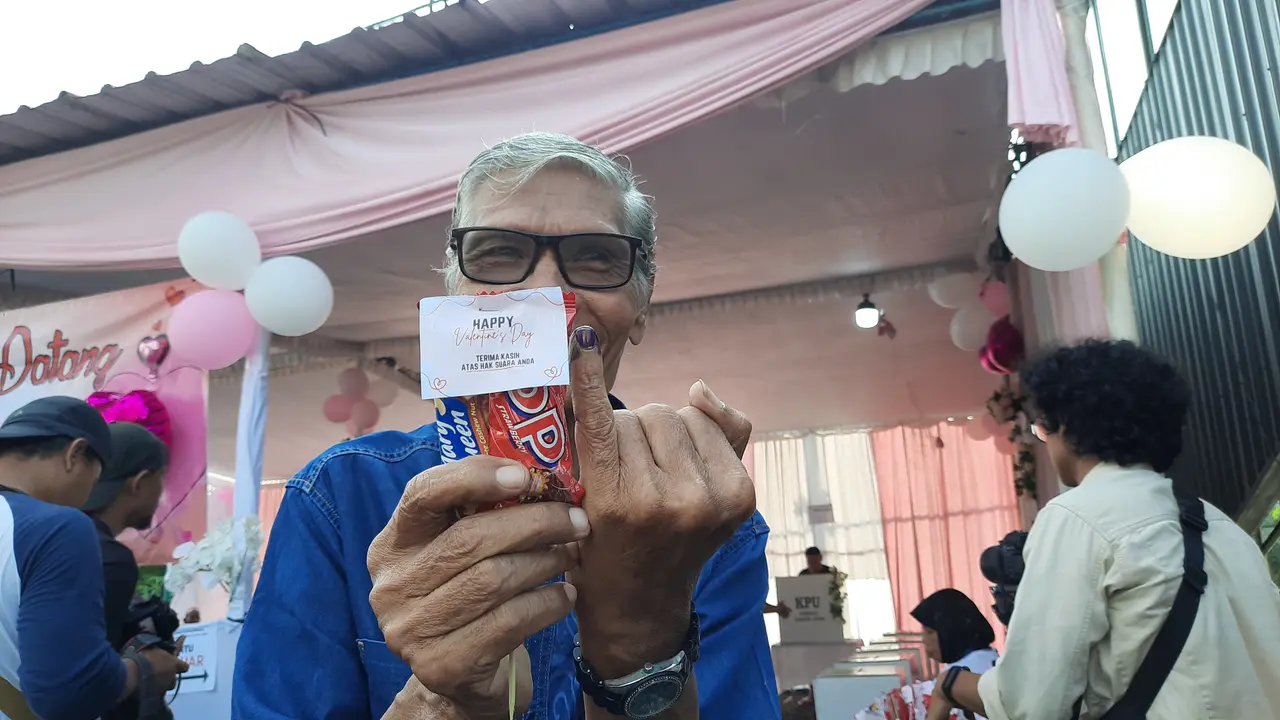 Coblos di TPS Gibran dapat Coklat Valentine