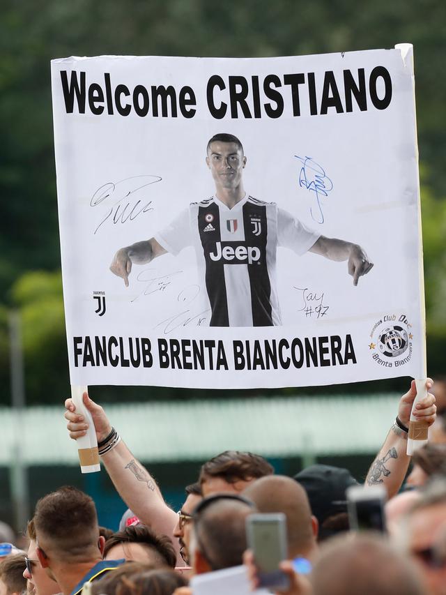 Momen Ronaldo Diajak Selfie Suporter Juventus di Lapangan