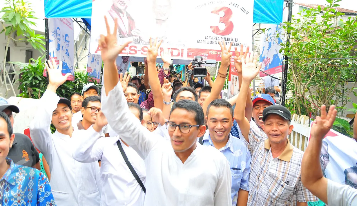 Cawagub DKI Jakarta, Sandiaga Uno berpose dengan tiga jari saat kampanye di kawasan Tendean, Jakarta, Sabtu (5/11). Dalam kampanyenya di kawasan itu, Sandiaga berjanji akan memberdayakan ibu-ibu melalui pembukaan lapangan kerja (Liputan6.com/Angga Yuniar)
