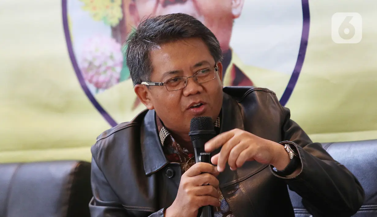Presiden PKS Sohibul Iman (kanan) saat acara diskusi "Ngopi Bareng Presiden PKS" di DPP PKS, Jakarta, Senin (20/1/2020). Diskusi ini mengangkat tema "Sengketa Natuna dan Kebijakan Kelautan". (Liputan6.com/Herman Zakharia)