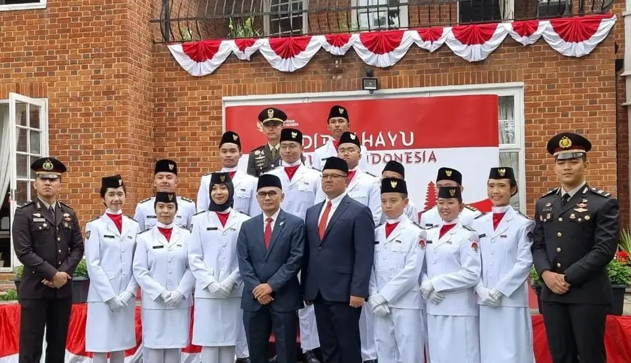 Putra Ratna Listy bersama anggota paskibra lainnya menyempatkan diri berfoto dengan Dubes RI untuk London, Desra Percaya dan yang lainnya. (Foto: Instagram/@ratna_listy)