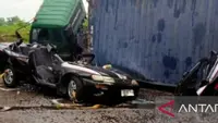 Hilang Kendali di Jalan Menurun, Truk Kontainer Timpa Mobil Sedan hingga Tewaskan 3 Orang