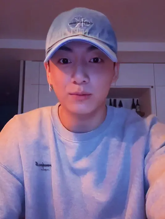 Jungkook juga turut serta melakukan siaran langsung di Weverse untuk berpamitan dengan ARMY. Dirinya juga berjanji akan kembali dengan sehat dan selamat. (Liputan6.com/Weverse/@BTS)