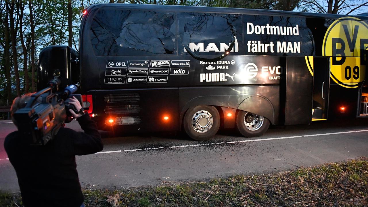 Awak media mengambil gambar kondisi bus tim Borussia Dortmund yang rusak terkena ledakan bom, Selasa (11/4/2017). 