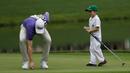 Pegolf Webb Simpson bersama anaknya  James Simpson saat mengikuti acara Masters Par 3 Tournament di Augusta National Golf Club, Georgia, (5/4). Anak-Anak ini menunjukkan keterampilannya bermain golf bersama orang tuanya. (AP Photo/David J. Phillip)