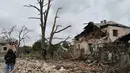 Menurut pejabat setempat, empat korban berasal dari satu keluarga yang tewas ketika rumah mereka di wilayah Lviv hancur akibat hantaman rudal. Tampak dalam foto, warga memeriksa sisa-sisa rumah yang hancur akibat serangan roket Rusia di pinggiran Lviv, Ukraina, Minggu 5 Oktober 2025. (AP Photo/Mykola Tys)