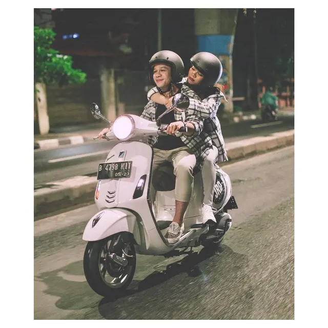 Resmi Berpacaran, Ini 6 Potret Mesra Jordi Onsu dan Frislly Herlind