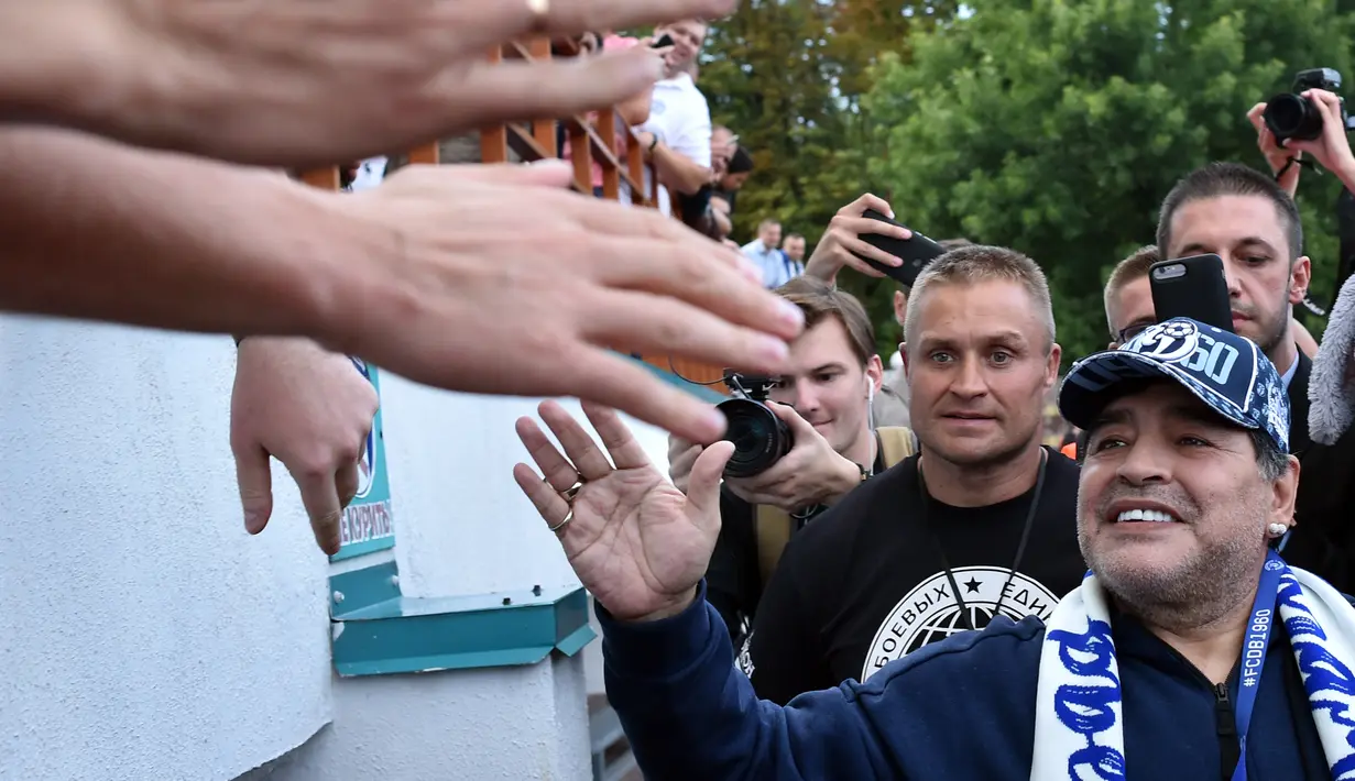 Legenda Argentina, Diego Maradona setibanya di stadion di Brest, Senin (16/7). Mantan pesepak bola berusia 57 tahun itu mengunjungi Belarus untuk pertama kalinya setelah menjadi presiden klub sepak bola, Dinamo Brest. (AFP PHOTO / Sergei GAPON)