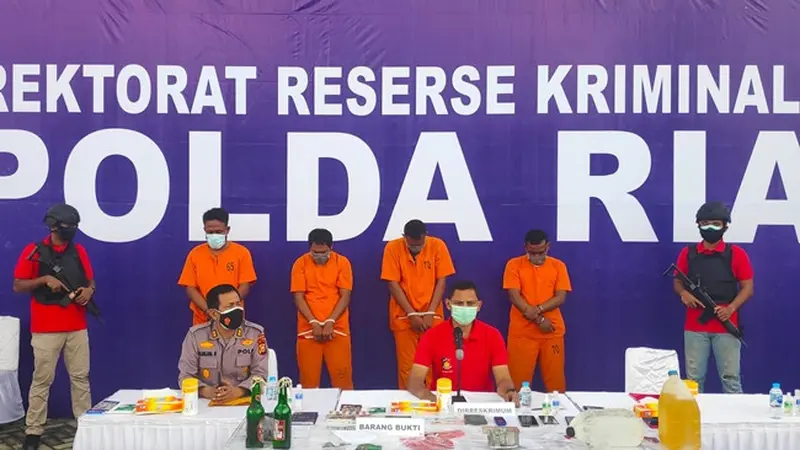 Polda Riau dalam konferensi pers pengungkapan kasus bom molotov.