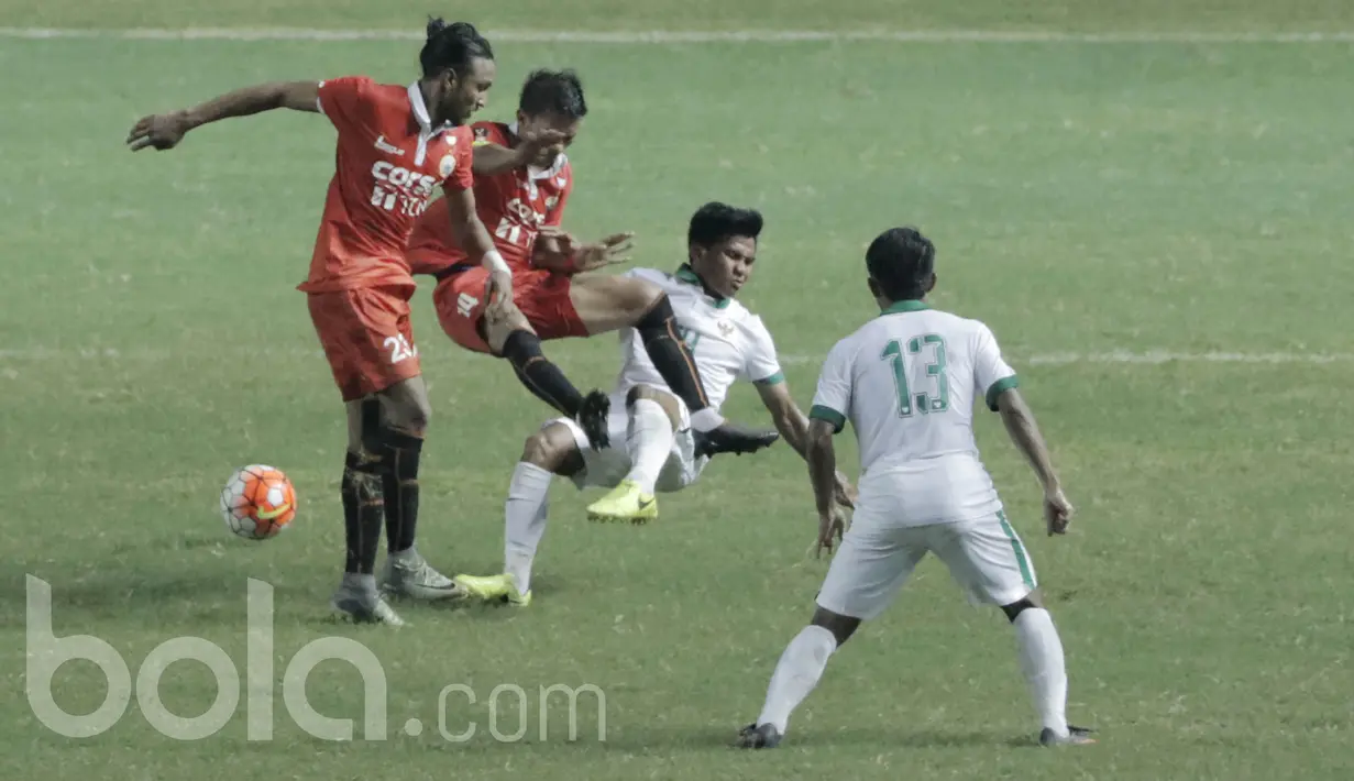 Kapten Persija Jakarta, Ismed Sofyan, dijatuhkan gelandang Timnas Indonesia U-22, Asnawi Mangkualam. Secara keseluruhan pemain Timnas U-22 tampak sering kehilangan bola dan mendapatkan tekanan. (Bola/ M Iqbal Ichsan)