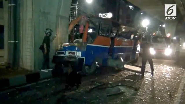 VIDEO: Metromini Ringsek Tabrak Jalan Layang Transjakarta