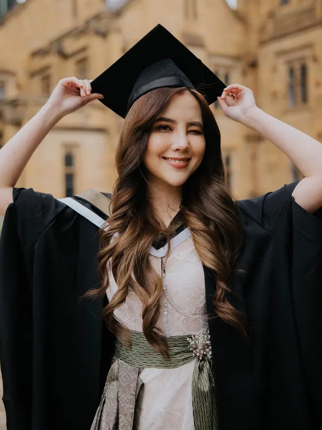 Momen Kelulusan Agatha Chelsea dari University of Melbourne, Penuh Bahagia