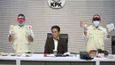 Wakil Ketua Komisi Pemberantasan Korupsi (KPK), Johanis Tanak (tengah) bersama petugas menunjukkan barang bukti penangkapan dan penahanan Gubernur Riau Abdul Wahid di Gedung Merah Putih Komisi Pemberantasan Korupsi (KPK), Jakarta, Rabu (5/11/2025). Dalam OTT tersebut, KPK menyita uang senilai total Rp 1,6 miliar yang terdiri dari pecahan rupiah, dolar Amerika Serikat, dan Poundsterling. (merdeka.com/Arie Basuki)