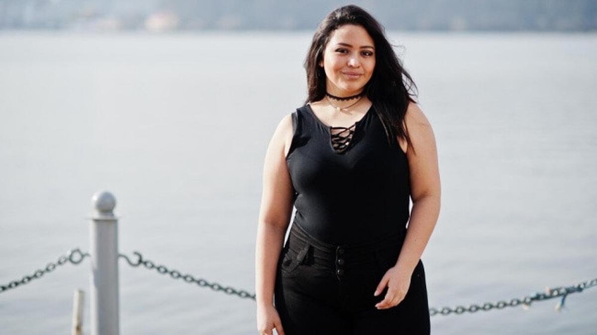Bikin Tambah Pede, Ini 6 Atasan Wanita Trendi untuk Tubuh Curvy agar Terlihat Lebih Ideal