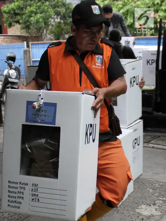 Petugas PPSU mendistribusikan logistik Pemilu 2019 ke wilayah RW di Kelurahan Palmeriam, Kecamatan Matraman, Jakarta, Selasa (16/4). Pendistribusian logistik pemilu 2019 untuk calon presiden dan legislatif sudah mencapai 99 persen dan siap didistribusikan ke setiap TPS. (merdeka.com/Iqbal S Nugroho)