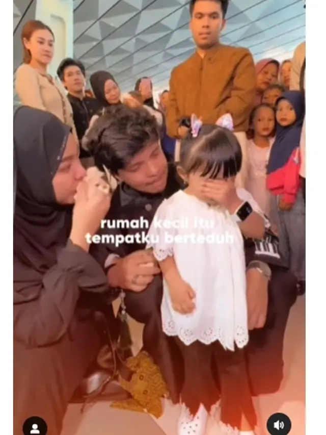 8 Momen Atta Halilintar dan Aurel Hermansyah Pamit Pergi Haji ke Anak, Penuh Haru